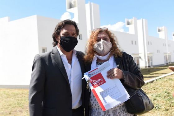 Durante el acto en el que los nuevos propietarios recibieron las llaves de sus casas, el mandatario dijo que en toda la provincia se construirán 2.500 nuevas viviendas.