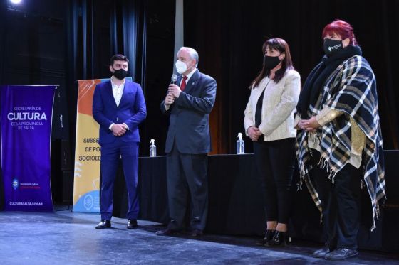 En la Usina Cultural de la Ciudad se concretó una nueva entrega de Becas Provinciales. El beneficio se otorga cada año a cientos de jóvenes salteños que quieren iniciar o concluir estudios de nivel superior