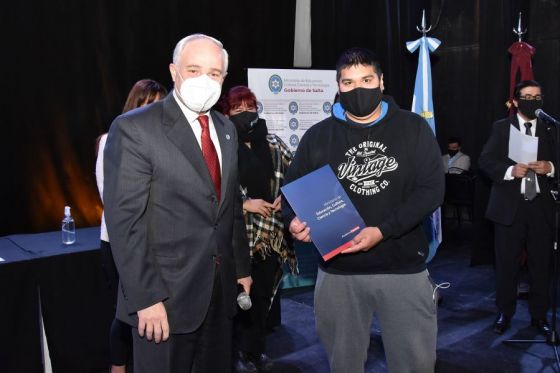 En la Usina Cultural de la Ciudad se concretó una nueva entrega de Becas Provinciales. El beneficio se otorga cada año a cientos de jóvenes salteños que quieren iniciar o concluir estudios de nivel superior