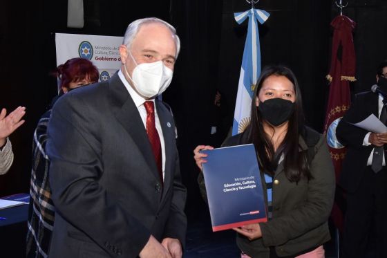 En la Usina Cultural de la Ciudad se concretó una nueva entrega de Becas Provinciales. El beneficio se otorga cada año a cientos de jóvenes salteños que quieren iniciar o concluir estudios de nivel superior