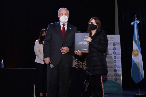 En la Usina Cultural de la Ciudad se concretó una nueva entrega de Becas Provinciales. El beneficio se otorga cada año a cientos de jóvenes salteños que quieren iniciar o concluir estudios de nivel superior
