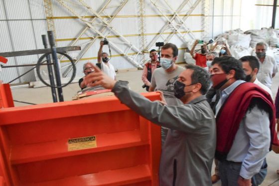 El ministro de Ambiente de la Nación Juan Cabandié, el ministro de Producción y Desarrollo Sustentable Martín de los Ríos  y el intendente Sergio Salvatierra encabezaron el acto de entrega de equipamentos