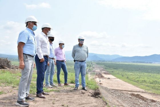 El ministro de Economía y Servicios Públicos, Roberto Dib Ashur, supervisó el avance de los trabajos que se realizan para la construcción de la circunvalación noroeste que unirá la ruta provincial 28 con la avenida Bolivia.