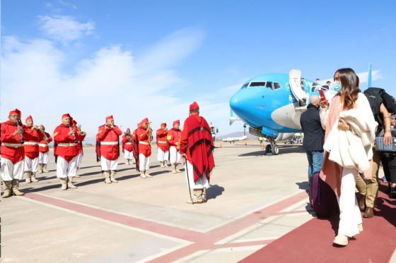 Con el marco de la Banda de Música  de los Infernales, el gobernador Gustavo Sáenz encabezó una comitiva provincial que recibió en el aeropuerto Martín Miguel de Güemes a más de 132 pasajeros que arribaron a la provincia desde San Pablo, Brasil