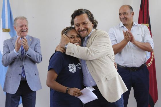 El gobernador Gustavo Sáenz encabezó el acto de entrega de vouchers por $50 mil a cada una de las 218 egresadas del programa Constructoras, para que adquieran en comercios salteños las herramientas necesarias de cada oficio.