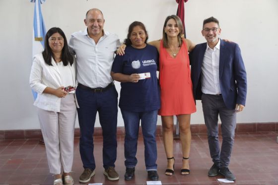 El gobernador Gustavo Sáenz encabezó el acto de entrega de vouchers por $50 mil a cada una de las 218 egresadas del programa Constructoras, para que adquieran en comercios salteños las herramientas necesarias de cada oficio.