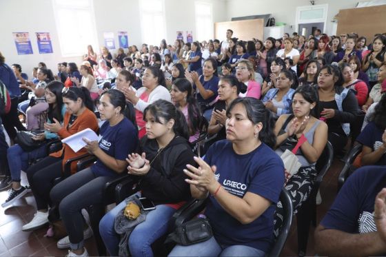 El gobernador Gustavo Sáenz encabezó el acto de entrega de vouchers por $50 mil a cada una de las 218 egresadas del programa Constructoras, para que adquieran en comercios salteños las herramientas necesarias de cada oficio.