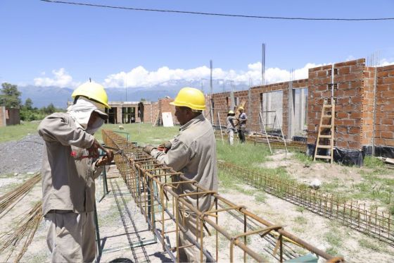 Recorrió tareas de infraestructura en el barrio Islas Malvinas, construcción de viviendas y anunció la licitación de 84 casas más en el municipio.