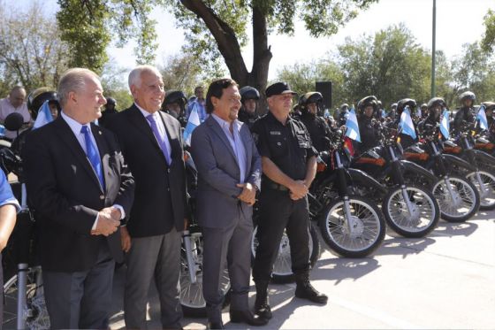 El Gobernador entregó a la Policía 30 camionetas y 30 motos; 1 furgón para el Servicio Penitenciario; 15 monturas para caballería y 2 vehículos para el Ministerio de Seguridad.