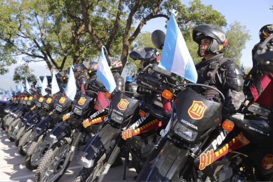 El Gobernador entregó a la Policía 30 camionetas y 30 motos; 1 furgón para el Servicio Penitenciario; 15 monturas para caballería y 2 vehículos para el Ministerio de Seguridad.