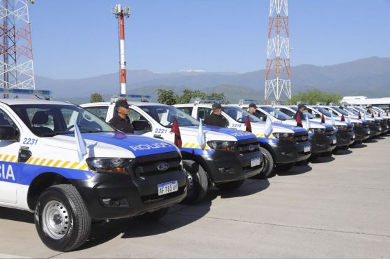 El Gobernador entregó a la Policía 30 camionetas y 30 motos; 1 furgón para el Servicio Penitenciario; 15 monturas para caballería y 2 vehículos para el Ministerio de Seguridad.