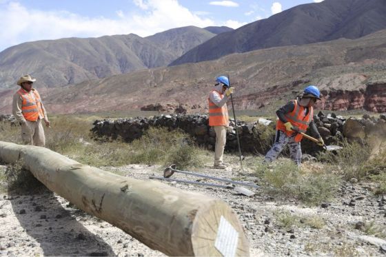 Comenzó el tendido eléctrico de media tensión Rodeo-La Poma que beneficiará a todo el municipio de La Poma, Rodeo y familias de lugares aledaños a la RN N°40