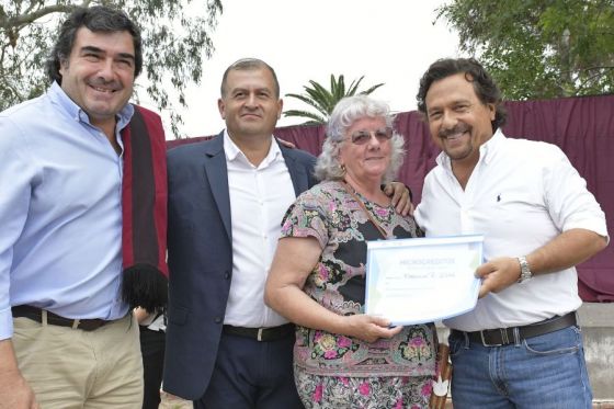 El Gobernador inauguró en El Quebrachal y J.V. González pavimento, alumbrado público y recorrió la obra del nuevo centro de Desarrollo Infantil.