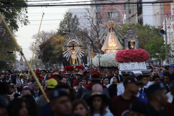 El gobernador Sáenz se unió a los 700 mil fieles en la histórica procesión que llegó al monumento 20 de Febrero, donde se realizó la ceremonia central, presidida por el Arzobispo de Salta Monseñor Mario Cargnello
