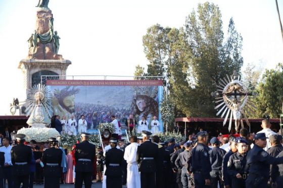 El gobernador Sáenz se unió a los 700 mil fieles en la histórica procesión que llegó al monumento 20 de Febrero, donde se realizó la ceremonia central, presidida por el Arzobispo de Salta Monseñor Mario Cargnello