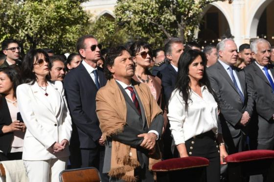 El gobernador Sáenz se unió a los 700 mil fieles en la histórica procesión que llegó al monumento 20 de Febrero, donde se realizó la ceremonia central, presidida por el Arzobispo de Salta Monseñor Mario Cargnello