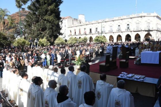 El gobernador Sáenz se unió a los 700 mil fieles en la histórica procesión que llegó al monumento 20 de Febrero, donde se realizó la ceremonia central, presidida por el Arzobispo de Salta Monseñor Mario Cargnello