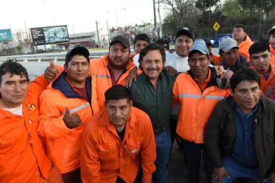 Con la presencia del gobernador Sáenz, se abrieron esta tarde los pasos vehiculares del bajo nivel en los sentidos Salta - San Lorenzo y San Lorenzo – Salta, los puentes que unen las avenidas Arenales y Savio y las colectoras correspondientes