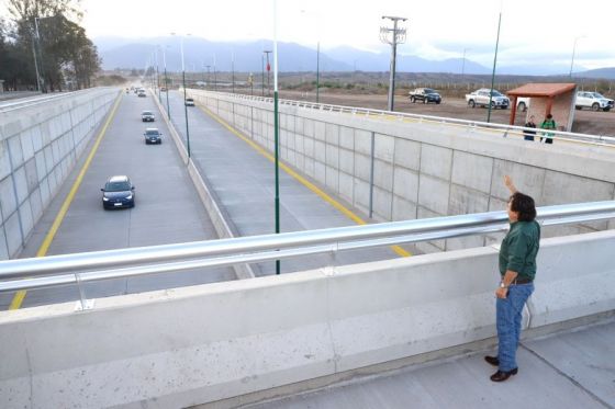 Con la presencia del gobernador Sáenz, se abrieron esta tarde los pasos vehiculares del bajo nivel en los sentidos Salta - San Lorenzo y San Lorenzo – Salta, los puentes que unen las avenidas Arenales y Savio y las colectoras correspondientes
