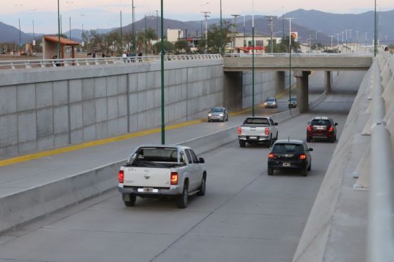 Con la presencia del gobernador Sáenz, se abrieron esta tarde los pasos vehiculares del bajo nivel en los sentidos Salta - San Lorenzo y San Lorenzo – Salta, los puentes que unen las avenidas Arenales y Savio y las colectoras correspondientes