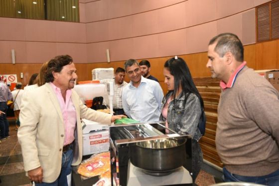 El gobernador Gustavo Sáenz encabezó la entrega de maquinarias y herramientas a 41 emprendimientos productivos de la provincia