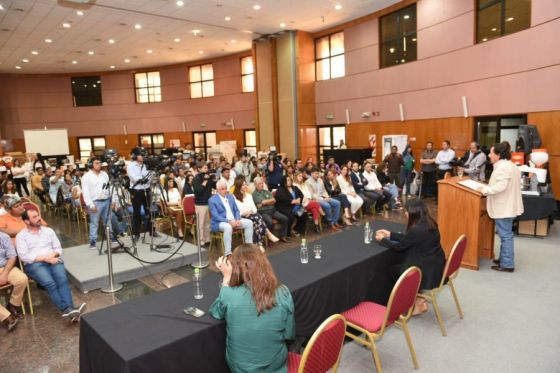 El gobernador Gustavo Sáenz encabezó la entrega de maquinarias y herramientas a 41 emprendimientos productivos de la provincia