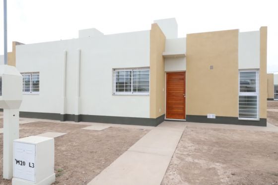Lo afirmó Gustavo Sáenz al entregar hoy 21 casas en San Agustín. Agregó que en casi 4 años de gestión y en un contexto difícil, se  están ejecutando otras 3.800 y en proceso licitatorio más de 2.000