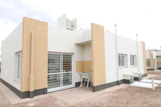 Lo afirmó Gustavo Sáenz al entregar hoy 21 casas en San Agustín. Agregó que en casi 4 años de gestión y en un contexto difícil, se  están ejecutando otras 3.800 y en proceso licitatorio más de 2.000