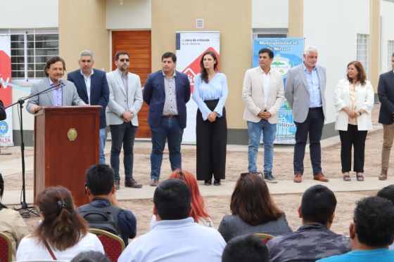 Lo afirmó Gustavo Sáenz al entregar hoy 21 casas en San Agustín. Agregó que en casi 4 años de gestión y en un contexto difícil, se  están ejecutando otras 3.800 y en proceso licitatorio más de 2.000