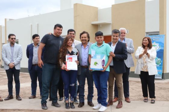 Lo afirmó Gustavo Sáenz al entregar hoy 21 casas en San Agustín. Agregó que en casi 4 años de gestión y en un contexto difícil, se  están ejecutando otras 3.800 y en proceso licitatorio más de 2.000