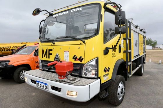 Defensa Civil de la provincia incorporó un camión autobomba forestal, una camioneta especialmente equipada, seis reservorios de agua para aeronaves, más insumos y herramientas