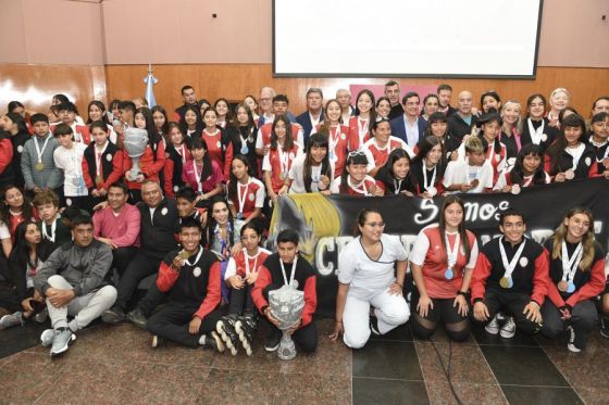 El gobernador Sáenz felicitó a la delegación que representó a la provincia en Mar del Plata, logrando 76 medallas: 29 de oro, 25 de plata y 22 de bronce