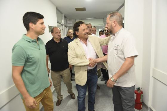 El mandatario entregó una mesa de anestesia con lo que quedaron operativos 3 de los 5 quirófanos nuevos del San Vicente de Paul. Recorrió la construcción de Ciudad Judicial y visitó la ampliación del Instituto de Educación Superior