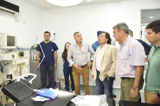 El mandatario entregó una mesa de anestesia con lo que quedaron operativos 3 de los 5 quirófanos nuevos del San Vicente de Paul. Recorrió la construcción de Ciudad Judicial y visitó la ampliación del Instituto de Educación Superior