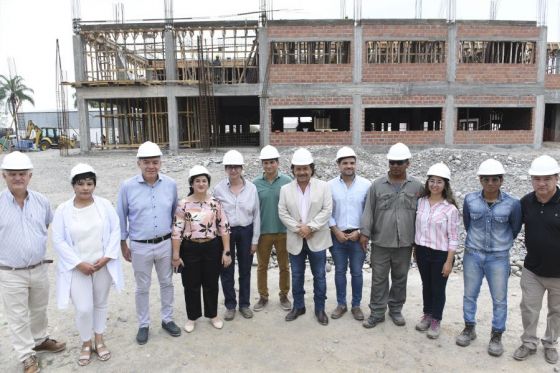 El mandatario entregó una mesa de anestesia con lo que quedaron operativos 3 de los 5 quirófanos nuevos del San Vicente de Paul. Recorrió la construcción de Ciudad Judicial y visitó la ampliación del Instituto de Educación Superior