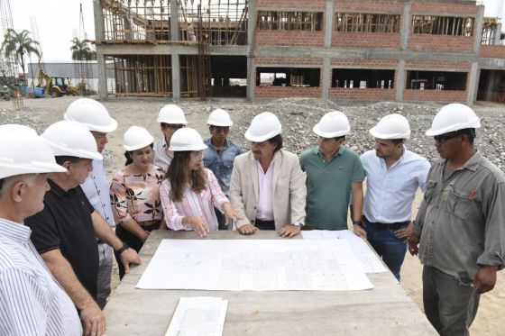 El mandatario entregó una mesa de anestesia con lo que quedaron operativos 3 de los 5 quirófanos nuevos del San Vicente de Paul. Recorrió la construcción de Ciudad Judicial y visitó la ampliación del Instituto de Educación Superior
