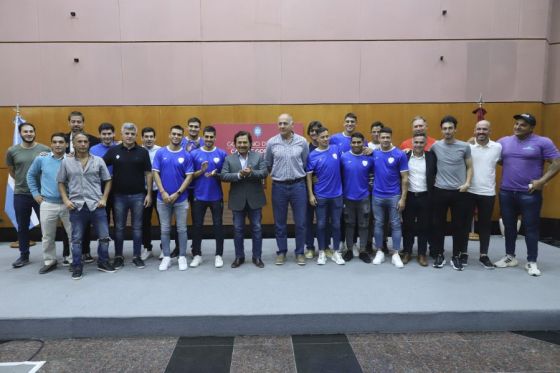 El Gobernador recibió en Casa de Gobierno a jugadores, cuerpo técnico y dirigentes del Albo. “Este es un homenaje y un regalo por tanta alegría”, dijo el mandatario al felicitarlos por su vuelta a la Primera Nacional