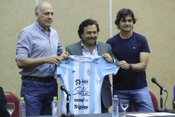 El Gobernador recibió en Casa de Gobierno a jugadores, cuerpo técnico y dirigentes del Albo. “Este es un homenaje y un regalo por tanta alegría”, dijo el mandatario al felicitarlos por su vuelta a la Primera Nacional