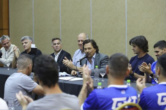 El Gobernador recibió en Casa de Gobierno a jugadores, cuerpo técnico y dirigentes del Albo. “Este es un homenaje y un regalo por tanta alegría”, dijo el mandatario al felicitarlos por su vuelta a la Primera Nacional