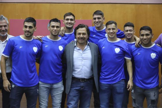 El Gobernador recibió en Casa de Gobierno a jugadores, cuerpo técnico y dirigentes del Albo. “Este es un homenaje y un regalo por tanta alegría”, dijo el mandatario al felicitarlos por su vuelta a la Primera Nacional