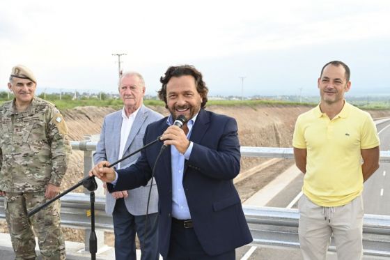 La autopista de 5 Km se ejecutó con fondos, empresas y mano de obra salteña. “Es un orgullo decir a los que tienen una visión centralista, lo que podemos hacer con nuestros recursos cuando son bien utilizados; la obra pública dignifica”