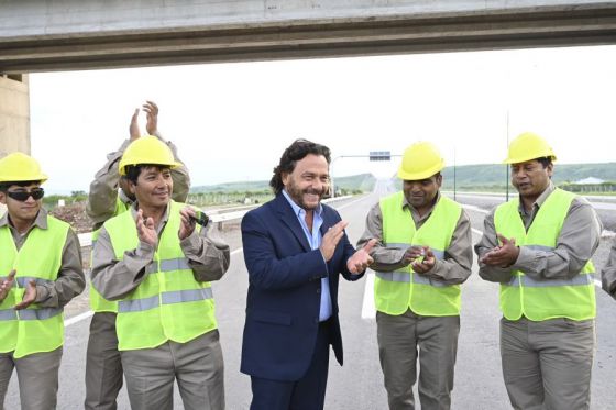 La autopista de 5 Km se ejecutó con fondos, empresas y mano de obra salteña. “Es un orgullo decir a los que tienen una visión centralista, lo que podemos hacer con nuestros recursos cuando son bien utilizados; la obra pública dignifica”