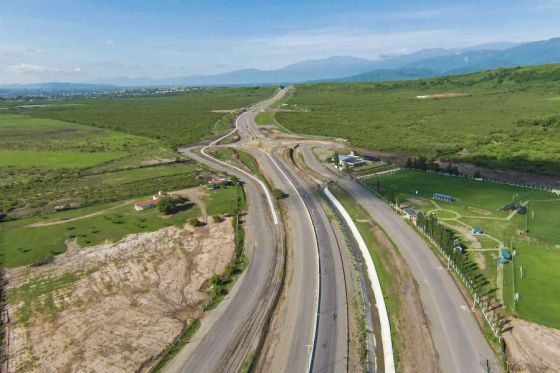 La autopista de 5 Km se ejecutó con fondos, empresas y mano de obra salteña. “Es un orgullo decir a los que tienen una visión centralista, lo que podemos hacer con nuestros recursos cuando son bien utilizados; la obra pública dignifica”
