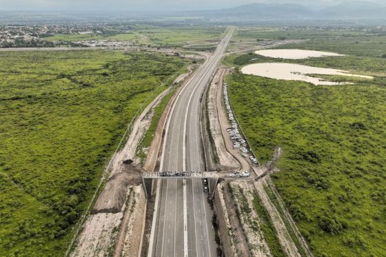 La autopista de 5 Km se ejecutó con fondos, empresas y mano de obra salteña. “Es un orgullo decir a los que tienen una visión centralista, lo que podemos hacer con nuestros recursos cuando son bien utilizados; la obra pública dignifica”