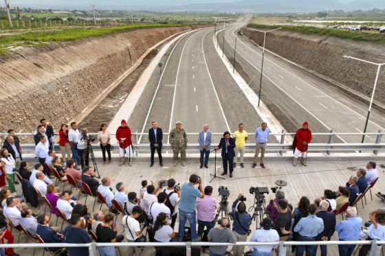 La autopista de 5 Km se ejecutó con fondos, empresas y mano de obra salteña. “Es un orgullo decir a los que tienen una visión centralista, lo que podemos hacer con nuestros recursos cuando son bien utilizados; la obra pública dignifica”