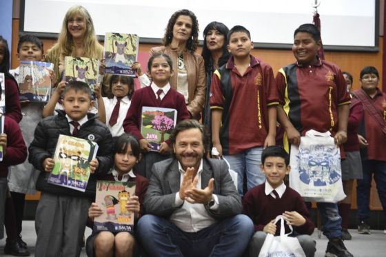 Los alumnos salteños del nivel primario recibirán más de 250 mil manuales de estudio y kits escolares, que el gobernador Gustavo Sáenz entregó simbólicamente a los chicos de 1° a 7° grado de la escuela N°4741 Gustavo “Cuchi” Leguizamón.