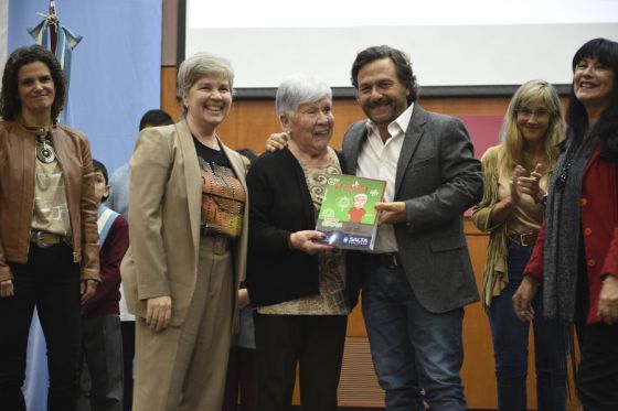 Los alumnos salteños del nivel primario recibirán más de 250 mil manuales de estudio y kits escolares, que el gobernador Gustavo Sáenz entregó simbólicamente a los chicos de 1° a 7° grado de la escuela N°4741 Gustavo “Cuchi” Leguizamón.