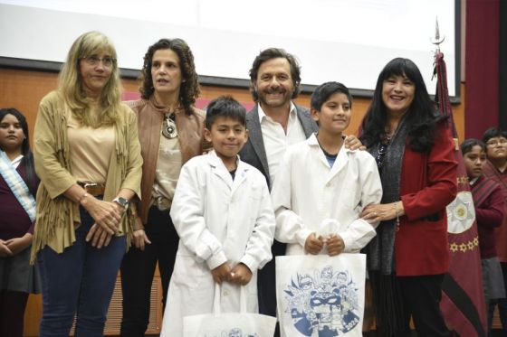 Los alumnos salteños del nivel primario recibirán más de 250 mil manuales de estudio y kits escolares, que el gobernador Gustavo Sáenz entregó simbólicamente a los chicos de 1° a 7° grado de la escuela N°4741 Gustavo “Cuchi” Leguizamón.