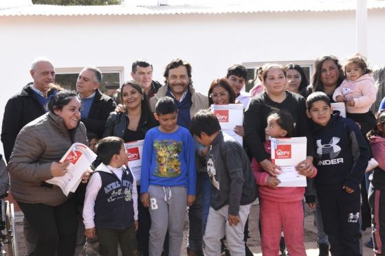 Además recorrió la primera etapa de iluminación en la ruta 5 desde Saravia a Burela. También felicitó a los recientes adjudicatarios de 10 casas.
