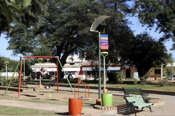 El Gobernador durante su visita al departamento Anta, inauguró las obras en la plaza principal con internet libre para todos los vecinos, recorrió la extensión universitaria y entregó más de 1200 manuales y kits escolares.